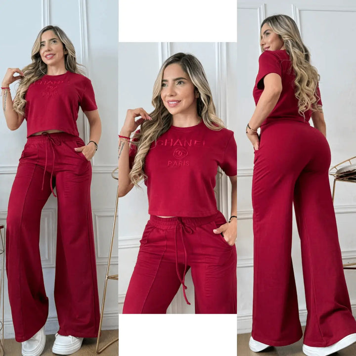 Mujer luce conjunto bordado Laura color vino con top corto y pantalón ancho de tiro alto, tejido suave con cordón ajustable y bolsillos para un look cómodo, versátil y que realza la silueta ideal para uso diario.