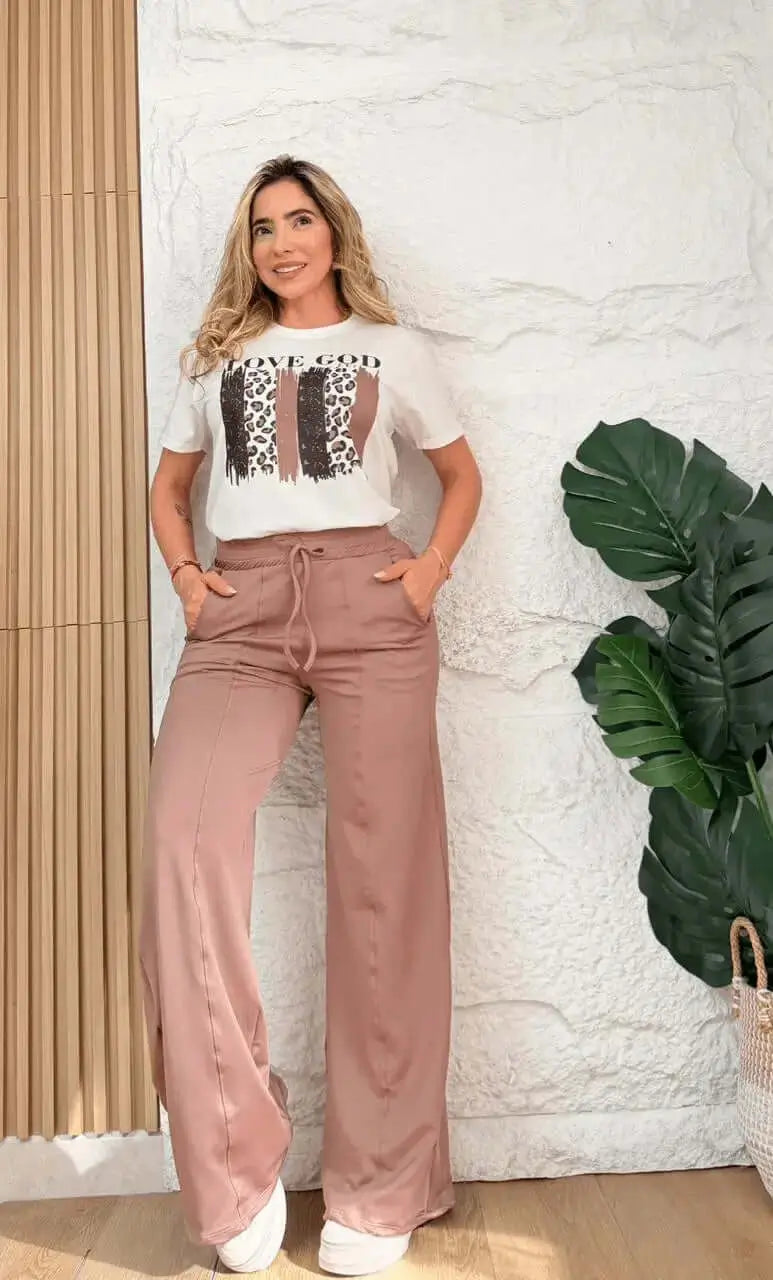 Conjunto casual mujer con top estampado animal y rayas, pantalón palazzo amplio color rosado, tenis blancos, look versátil y cómodo ideal para el día a día