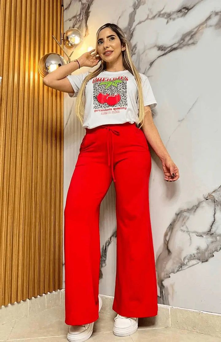 conjunto bota campana color cereza con pantalón acampanado de tiro alto y camiseta manga corta con estampado de cerezas, tejido suave y elástico para máxima comodidad y frescura, ideal para un look urbano casual moderno con zapatillas blancas
