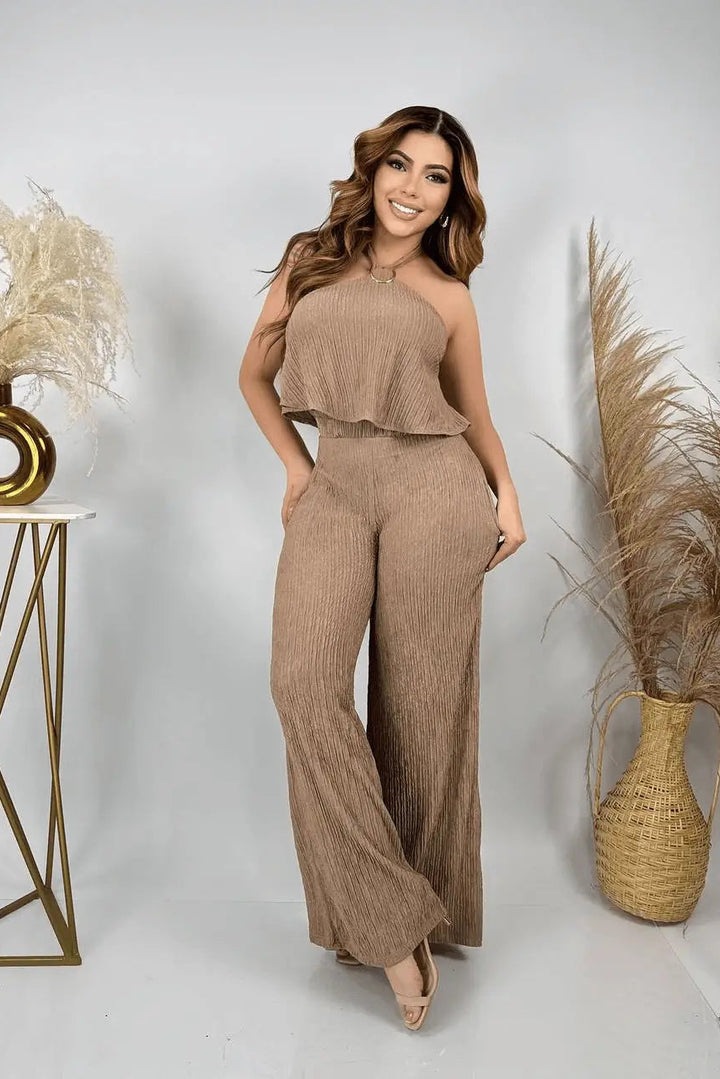Enterizo Alexa plisado color visón sin mangas con escote halter y pantalón palazzo, ligero, fresco y cómodo para estilizar la figura con un look casual chic