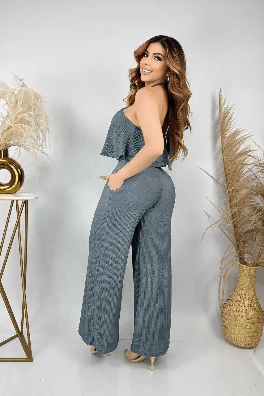 Enterizo Alexa para mujer color gris plomo de tela plisada suave, tirantes ajustables, cintura alta elástica que estiliza la silueta, versátil y extra cómodo para salidas casuales y eventos.