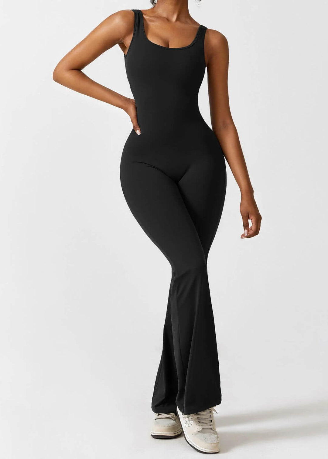 Enterizo negro ajustado sin mangas para mujer con pantalón bota campana. Diseño cómodo que moldea la figura, ideal para look casual o deportivo.