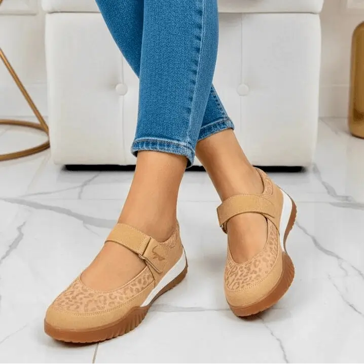 Mafalda Isabel zapatos cómodos estilo Mary Jane para mujer con estampado animal en beige, correa ajustable y suela antideslizante para caminatas seguras y confort diario