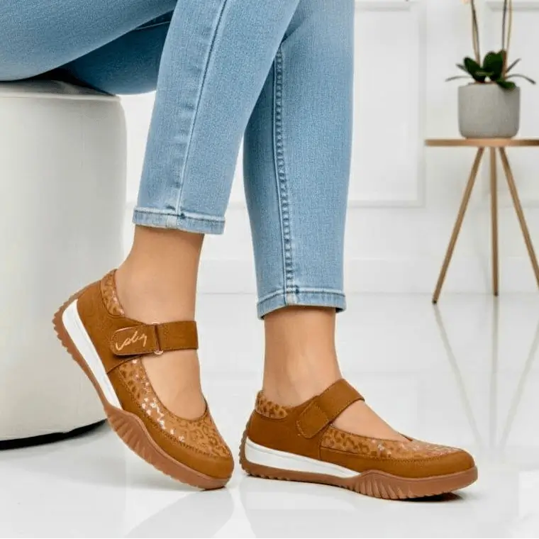 Zapatos casuales Mafalda Isabel en tono caramelo con cierre de velcro, plantilla acolchada, suela antideslizante y diseño ligero para confort diario