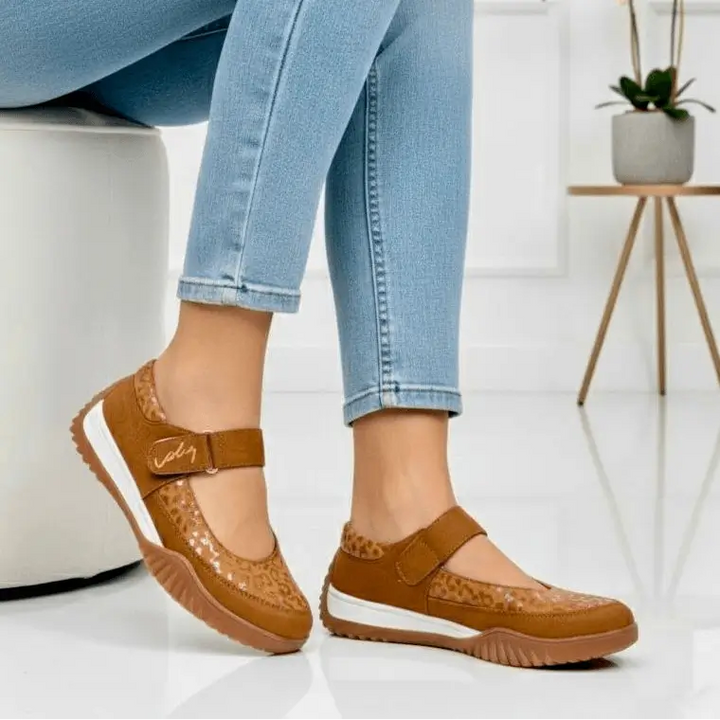 Zapatos casuales Mafalda Isabel en tono caramelo con cierre de velcro, plantilla acolchada, suela antideslizante y diseño ligero para confort diario