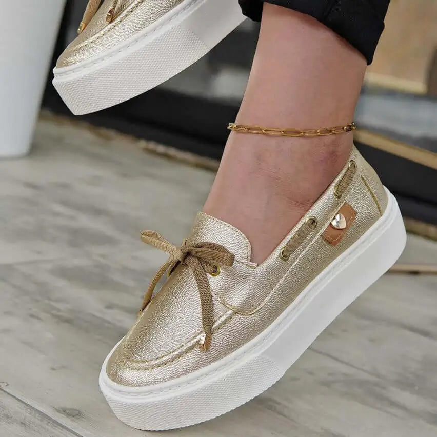 Mocasín dorado para mujer con diseño elegante y cómodo, suela gruesa antideslizante, ideal para uso diario y caminar con estilo, material resistente y detalle decorativo en forma de corazón que aporta un toque único y sofisticado.