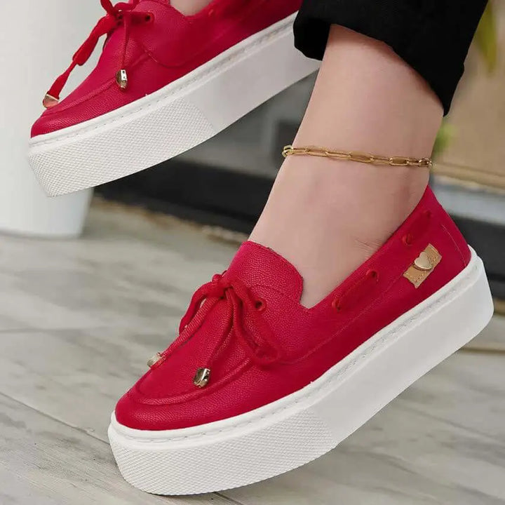 Mocasín rojo para mujer con plataforma blanca, diseño cómodo y casual ideal para uso diario, suela antideslizante que ofrece seguridad y estilo moderno para combinar con diferentes outfits.