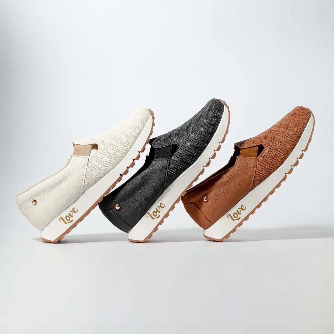 Mocasines Love para mujer, calzado cómodo y elegante en colores blanco, negro y marrón, diseño con textura única, suela antideslizante para mayor seguridad, ideales para uso diario y oficina, material transpirable y duradero que ofrece soporte y estilo.