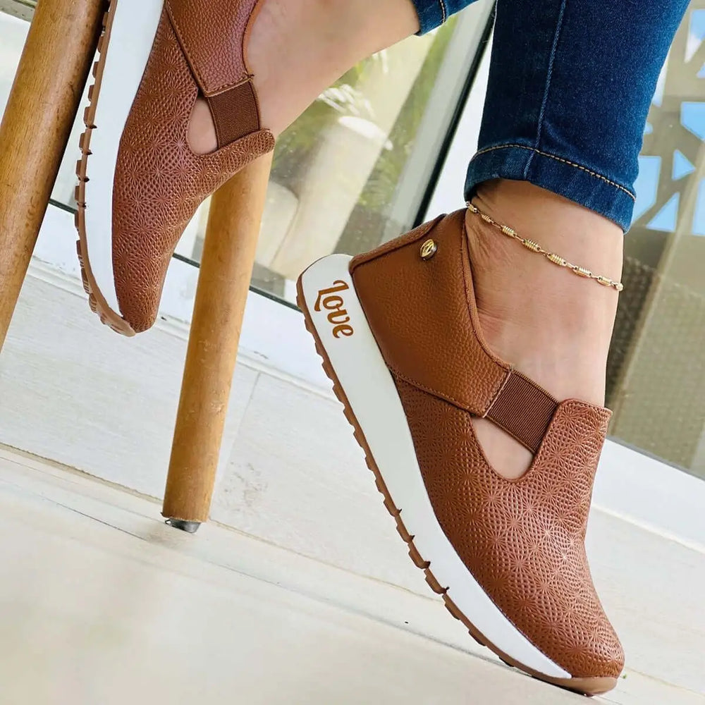 Zapatos mocasines color marrón con diseño texturizado y suela blanca antideslizante, ideales para mujer, calzado cómodo y estilo casual, perfectos para uso diario gracias a su ajuste elástico y material transpirable.