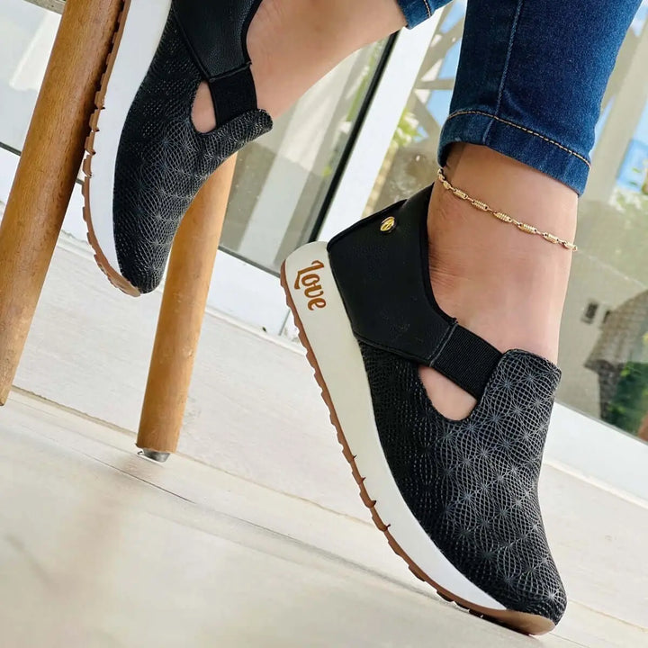Zapatos mocasines para mujer color negro con diseño texturizado, suela blanca antideslizante que brinda comodidad y soporte ideal para uso diario, perfectos para combinar con jeans y ofrecer estilo casual y moderno.