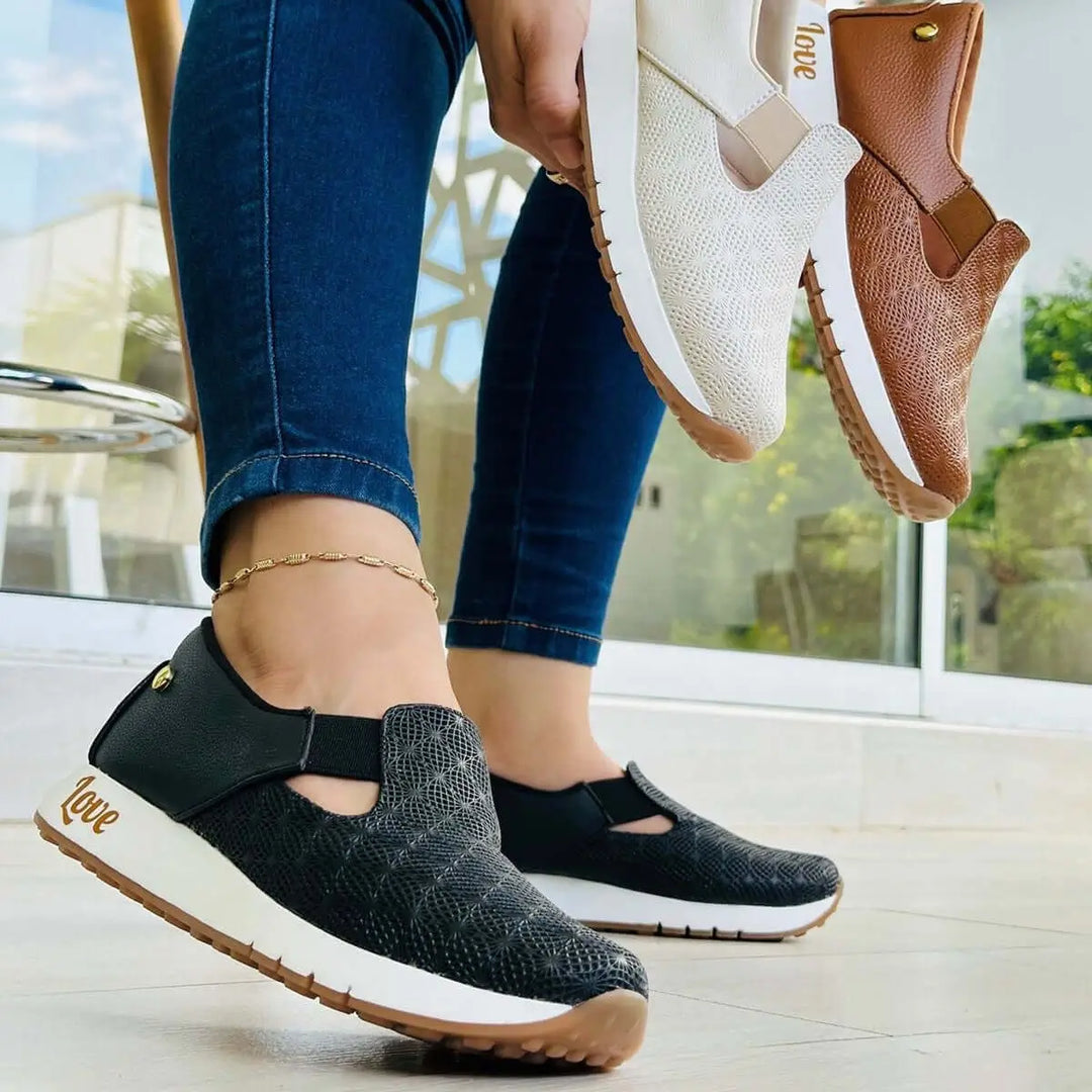 Mocasines deportivos para mujer en colores negro, blanco y café, diseño cómodo y transpirable con suela antideslizante ideal para uso diario, calzado ligero y perfecto para combinar con jeans y looks casuales urbanos en Colombia.