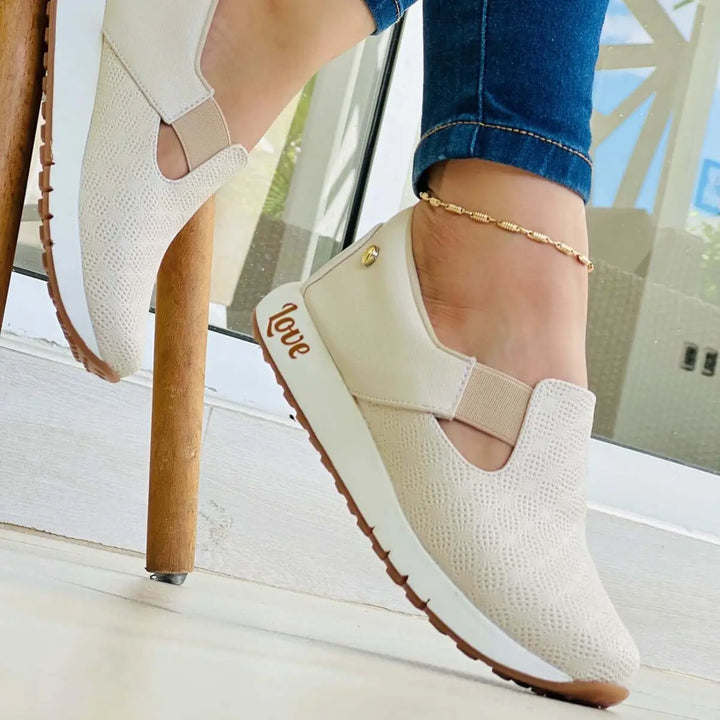 Calzado mocasín para mujer en tono beige con diseño troquelado, plantilla acolchada para máxima comodidad y suela antideslizante ideal para uso diario, combinable con jeans y casual para un look moderno y cómodo.