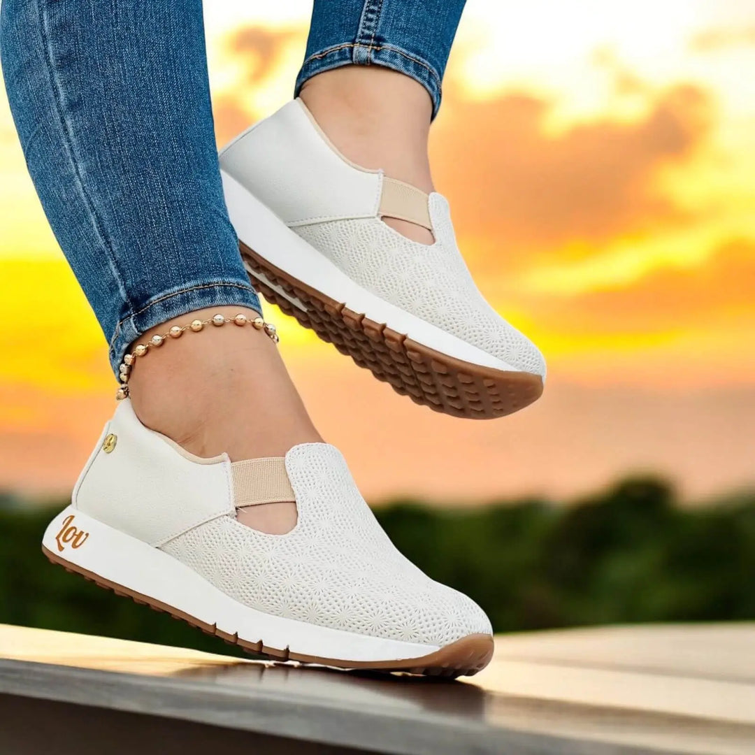 Mocasín Love blanco para mujer, diseño ligero y transpirable con suela antideslizante, ideal para comodidad diaria y estilo casual, perfecta para uso urbano y paseos al aire libre.