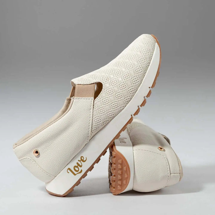 Mocasín para mujer color beige claro con diseño moderno y textura elegante, suela antideslizante y flexible para mayor comodidad y seguridad al caminar, ideal para uso diario y combinado con diferentes estilos casuales y urbanos.