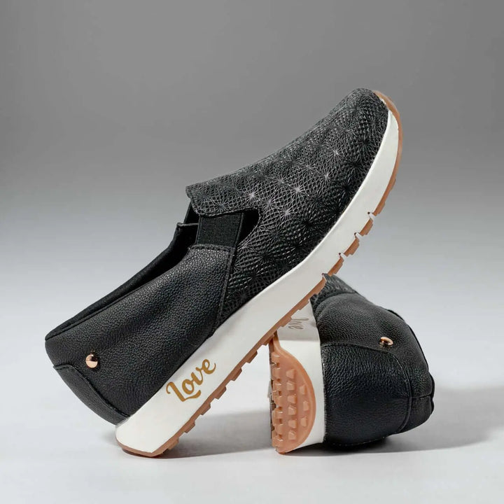 Mocasín Love negro para mujer, calzado cómodo y ligero con diseño texturizado, suela antideslizante y material transpirable ideal para uso diario elegante y casual en Colombia.