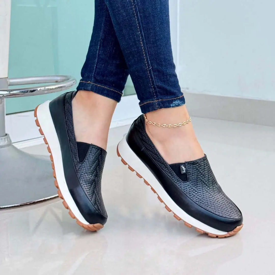 Mocasín negro para mujer estilo casual con diseño texturizado, suela antideslizante, cómodo ajuste ergonómico y plantilla acolchada ideal para uso diario, combinación perfecta para jeans y outfits urbanos.