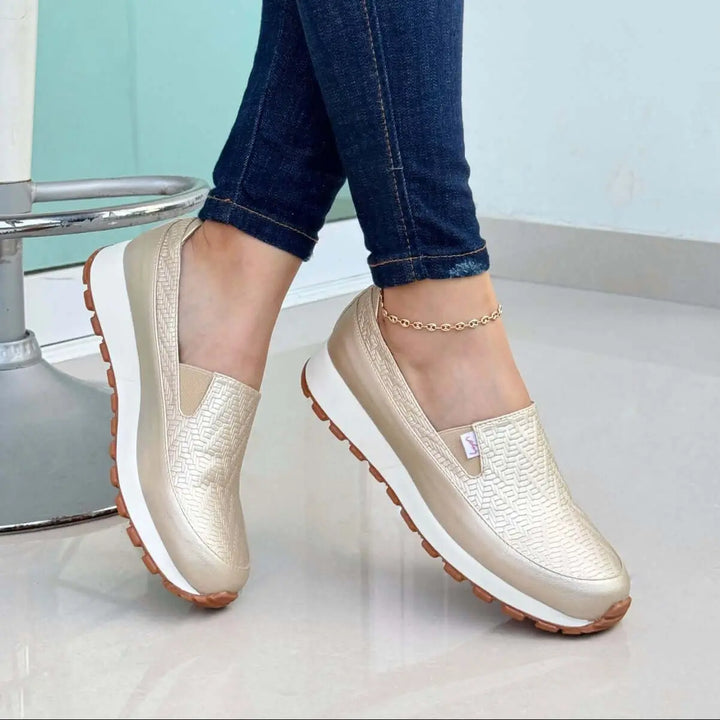 Zapatos mocasín beige con diseño elegante y textura tejida, suela antiderrapante, plantilla cómoda y ligera, perfectos para uso diario y estilo casual, ideales para mujeres que buscan confort y moda en un calzado versátil.