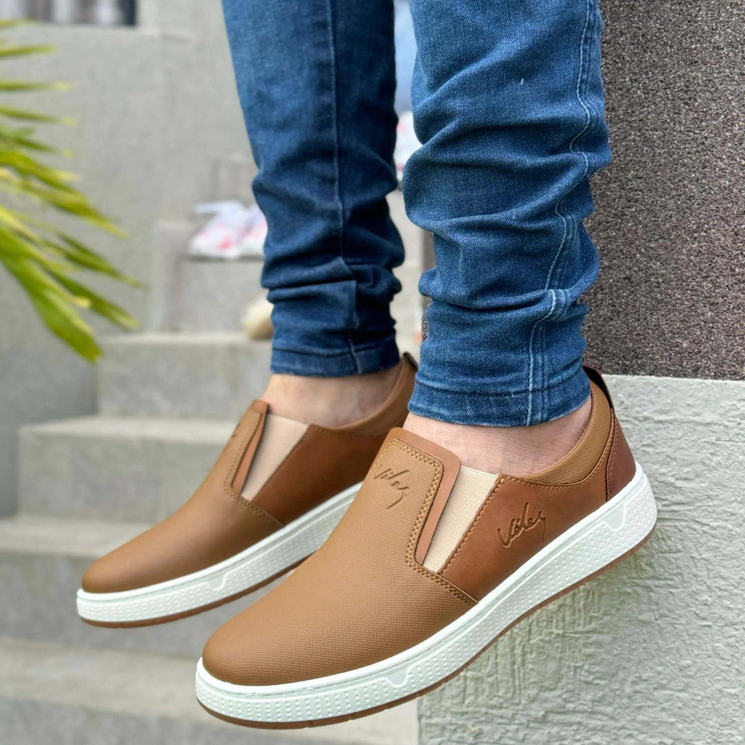 Mocasin Ebano color marrón claro para hombre con suela blanca antideslizante, diseño slip-on cómodo y flexible, ideales para uso urbano diario, combinación perfecta de estilo moderno y alta durabilidad, calzado transpirable y ligero que ofrece soporte y confort todo el día.