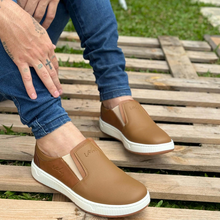 Mocasin Ebano flexibles en color marrón, calzado casual para hombre con suela antideslizante y diseño cómodo ideal para uso diario y estilo moderno, perfectas para combinar con jeans y ofrecer soporte y confort durante todo el día.