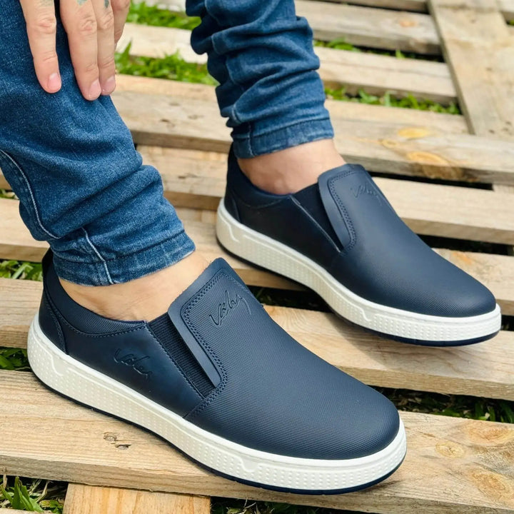Mocasin Ebano para hombre en color azul marino, diseño casual y moderno, suela blanca antideslizante para mayor seguridad, material flexible y cómodo ideal para uso diario y urbano, perfectas para combinar con jeans ajustados.