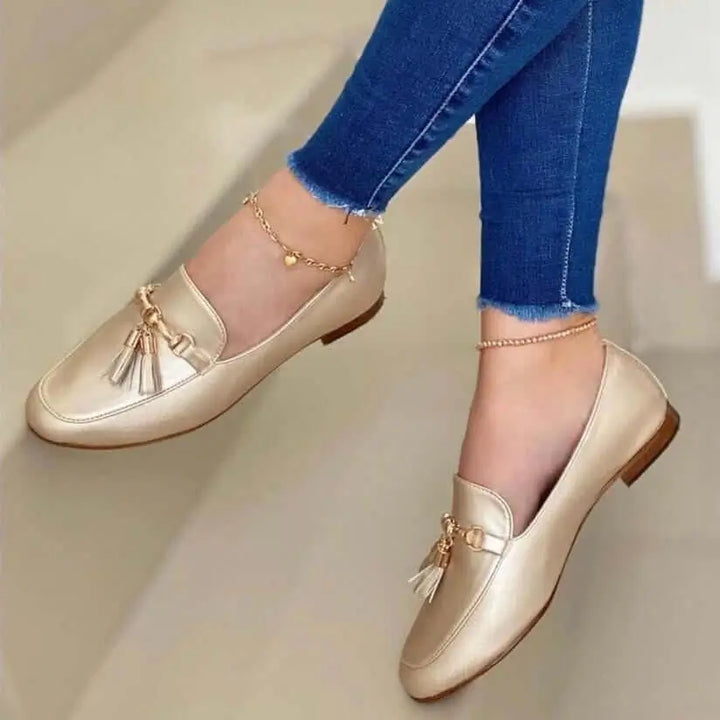Mocasines elegantes color dorado para mujer, diseño cómodo y versátil ideal para uso diario y eventos casuales, suela antideslizante y acabado de alta calidad que ofrece durabilidad y estilo moderno.