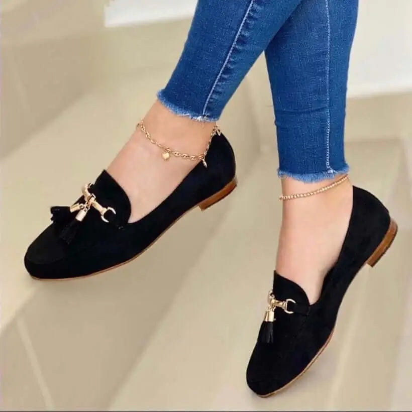 Mocasines negros para mujer estilo clásico con detalle de borlas y hebilla dorada, diseño cómodo y versátil ideal para uso diario, suela antideslizante y material suave que proporciona confort todo el día, perfectos para combinar con jeans y prendas casuales, calzado femenino elegante y práctico.
