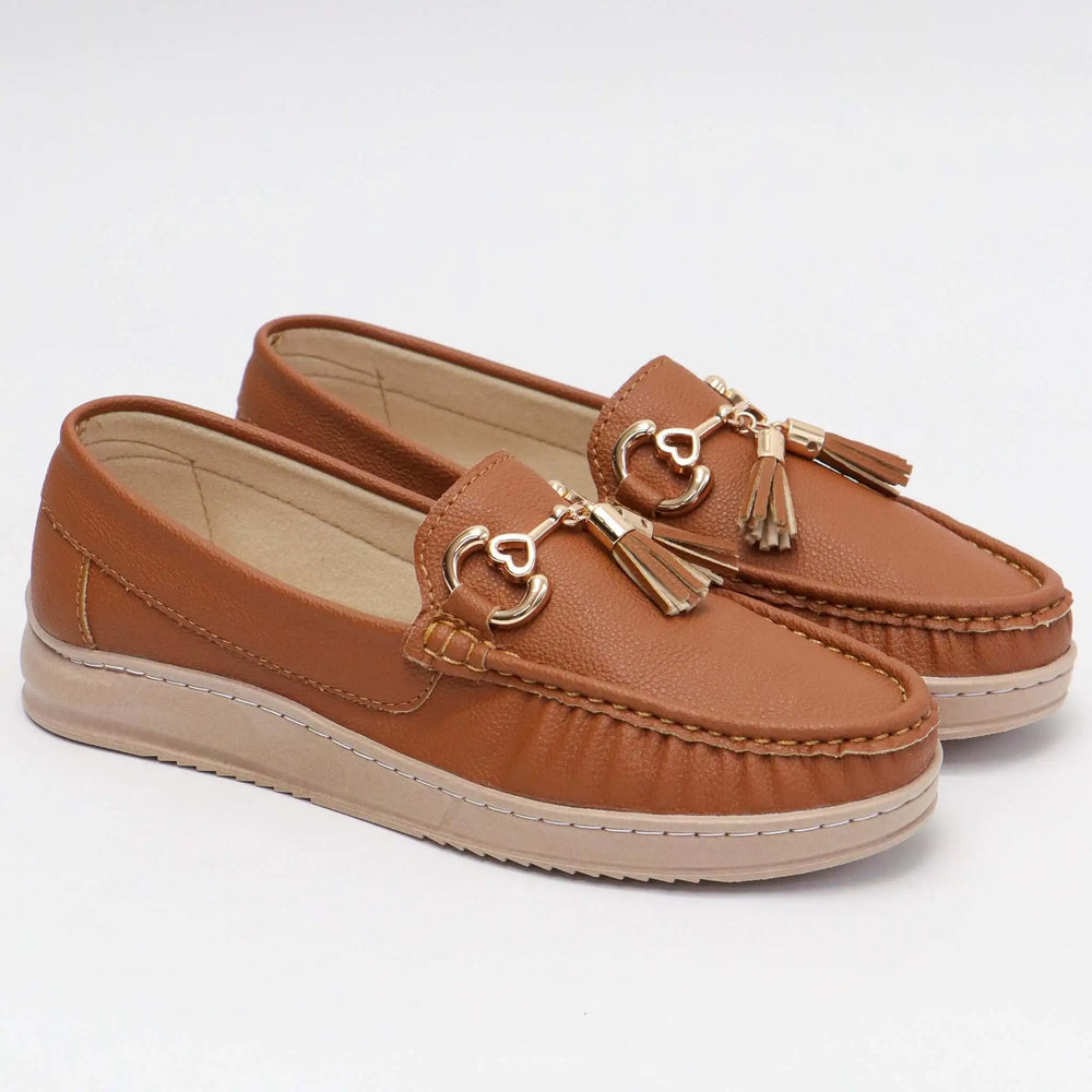 Mocasines mujer color marrón claro con detalle de borlas y hebilla dorada, diseño cómodo y elegante, suela antideslizante ideal para uso diario, calzado casual y versátil para combinar con cualquier outfit.