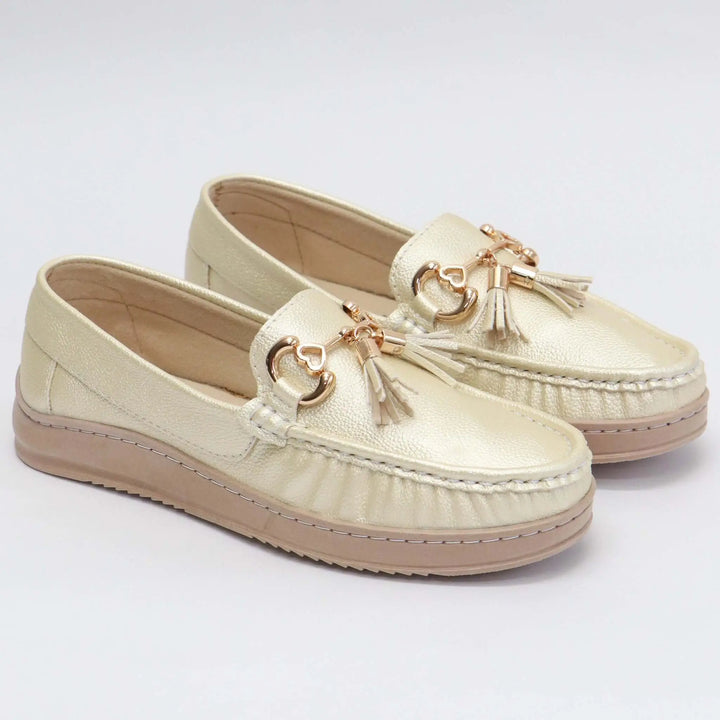 Mocasines dorados para mujer con diseño elegante y detalles en flecos, suela antideslizante y cómoda para uso diario, calzado perfecto para combinar estilo y confort en cualquier ocasión.