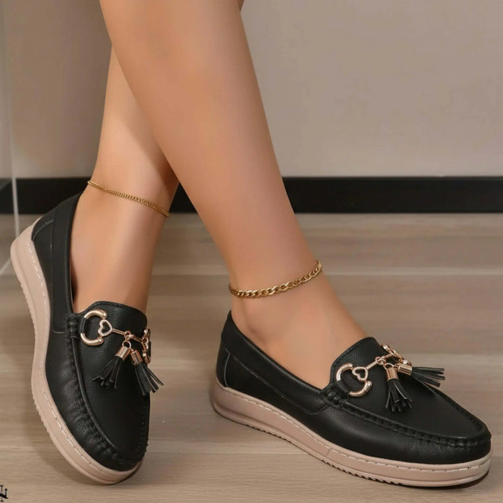 Mocasín mujer color negro con borlas decorativas, suela antiderrapante y diseño cómodo ideal para uso diario, estilo casual y oficina, calzado ligero y flexible que garantiza confort y soporte durante todo el día.