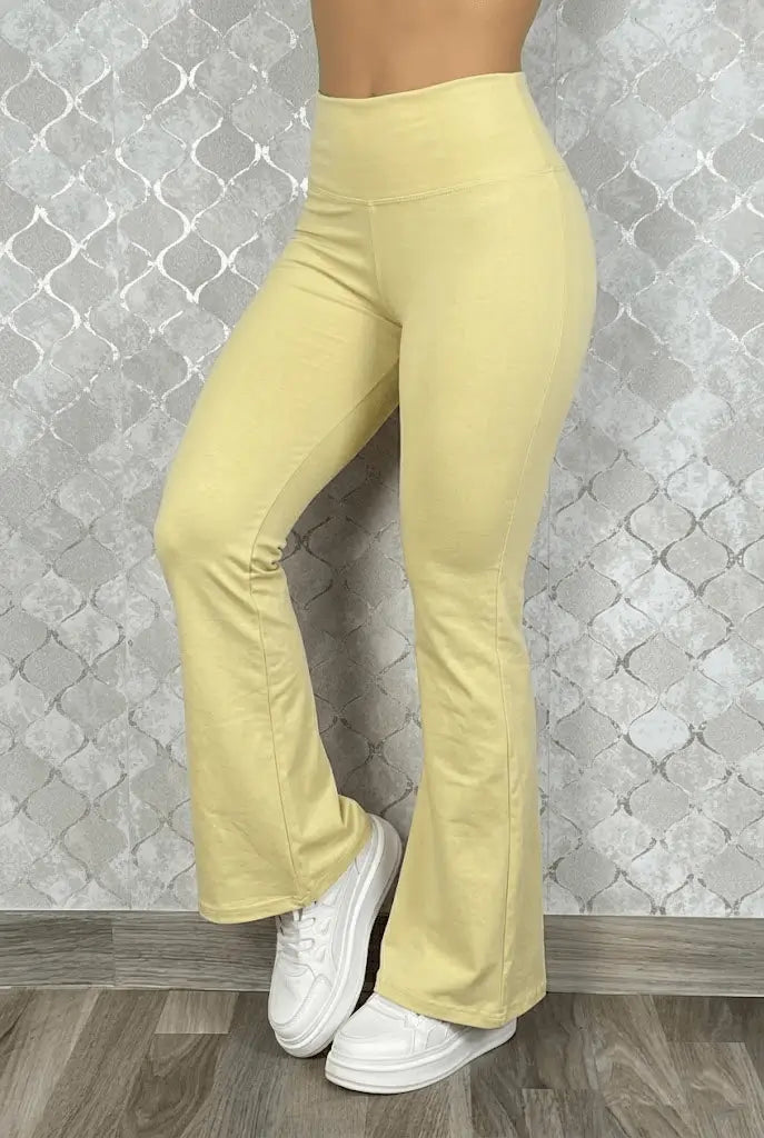 Pantalón femenino corte recto de tiro alto en tela elástica color gris oscuro, con bolsillos laterales y cintura cómoda; elegante, versátil y ideal para oficina y uso diario