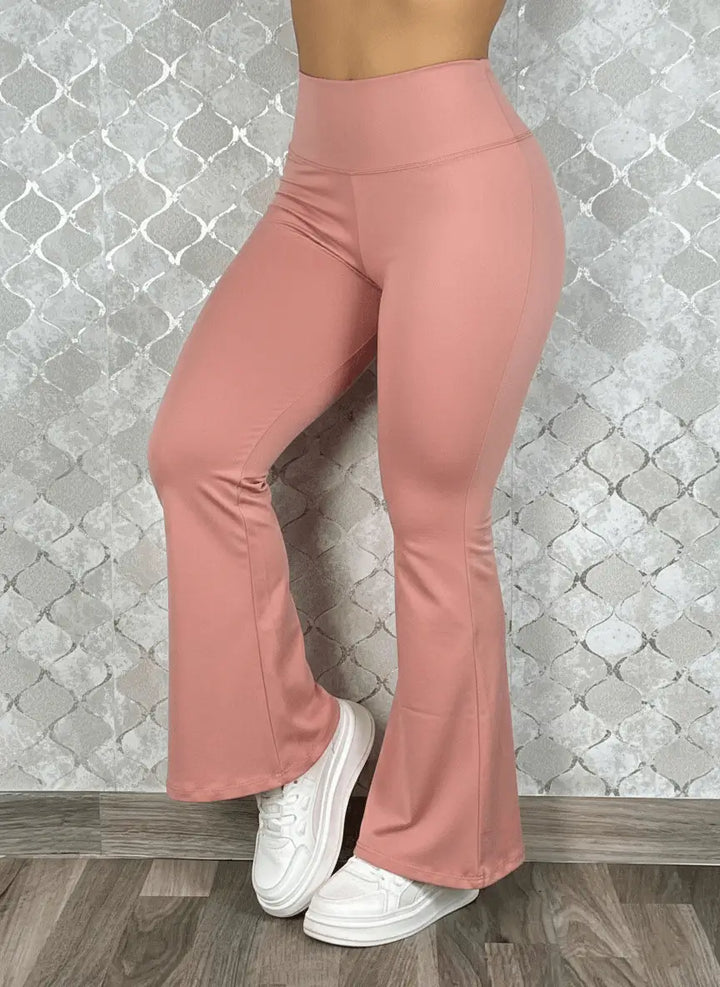 Pantalón de mujer tiro alto y corte recto en tela elástica — prenda versátil, cómoda y favorecedora, ideal para oficina y looks casuales; estiliza la silueta y ofrece libertad de movimiento.