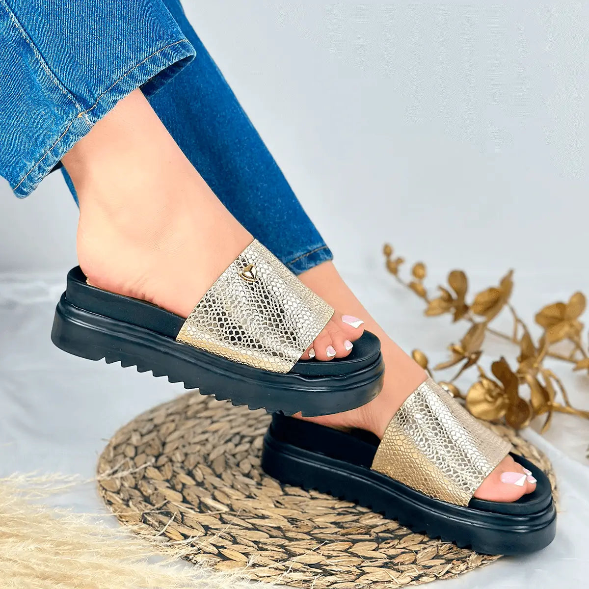 Sandalias para dama de cuero auténtico con diseño moderno en tono dorado brillante, suela gruesa de goma antideslizante que ofrece comodidad y soporte para uso diario, estilo casual y versátil ideal para combinar con jeans y prendas de moda actual.