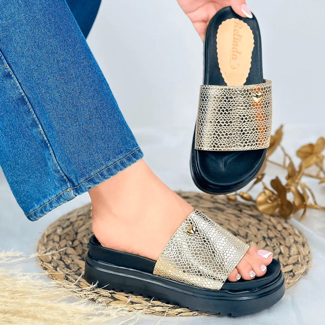 Sandalias de cuero dorado con plataforma negra, diseño cómodo y moderno ideal para uso diario, suela antideslizante y material resistente que garantiza durabilidad y estilo elegante para combinar con diferentes outfits casuales y formales.