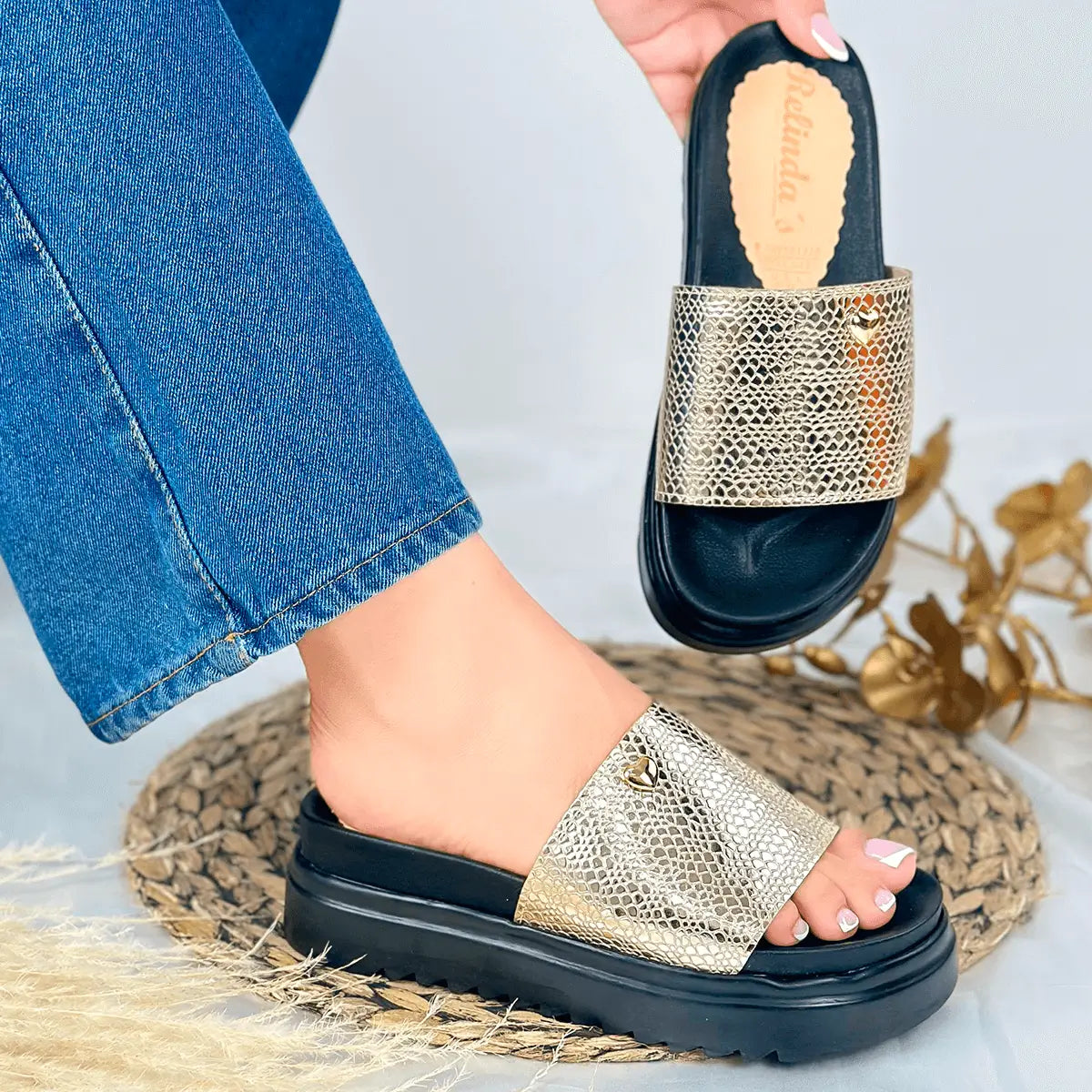 Sandalias de cuero dorado con plataforma negra, diseño cómodo y moderno ideal para uso diario, suela antideslizante y material resistente que garantiza durabilidad y estilo elegante para combinar con diferentes outfits casuales y formales.
