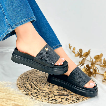Sandalias de cuero negro texturizado para mujer con suela gruesa antideslizante, diseño cómodo y moderno ideal para uso diario, estilo casual y versátil que brinda durabilidad y soporte, perfectas para combinar con jeans o prendas informales.