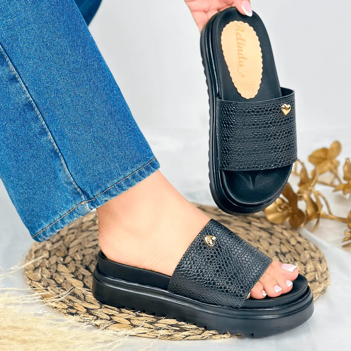 Sandalias de cuero negro con diseño elegante y cómodo, suela gruesa antideslizante para mayor estabilidad, ideales para uso diario y ocasiones informales, detalle dorado que añade estilo sofisticado, perfectas para mujeres que buscan confort y moda en un solo calzado.