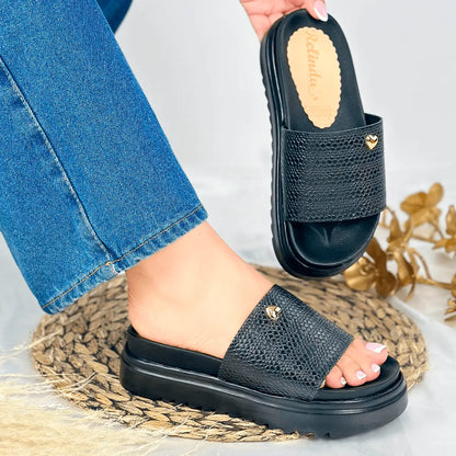 Sandalias de cuero negro con diseño elegante y cómodo, suela gruesa antideslizante para mayor estabilidad, ideales para uso diario y ocasiones informales, detalle dorado que añade estilo sofisticado, perfectas para mujeres que buscan confort y moda en un solo calzado.