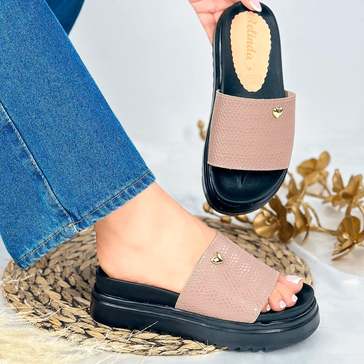 Sandalias de cuero color nude con suela negra antideslizante para mujer, diseño cómodo y moderno ideal para uso diario, plantilla acolchonada para mayor confort y soporte al pie, perfectas para combinar con jeans o ropa casual, calzado duradero y de alta calidad que garantiza estilo y bienestar.