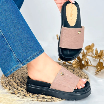 Sandalias de cuero color nude con suela negra antideslizante para mujer, diseño cómodo y moderno ideal para uso diario, plantilla acolchonada para mayor confort y soporte al pie, perfectas para combinar con jeans o ropa casual, calzado duradero y de alta calidad que garantiza estilo y bienestar.
