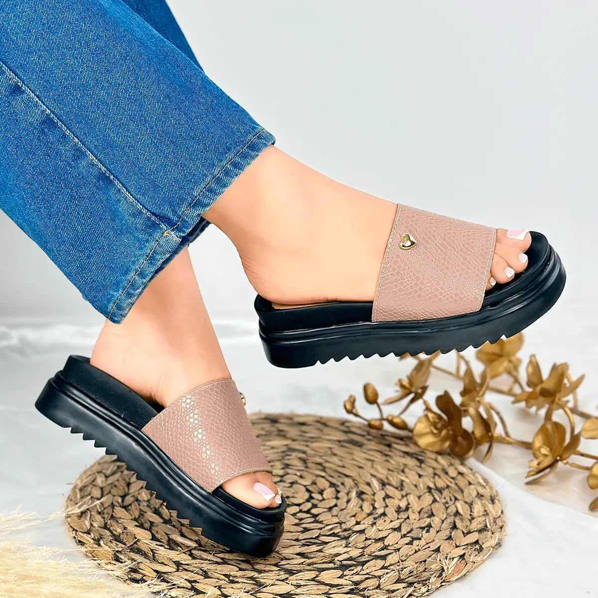Sandalias de cuero para mujer con plataforma negra antideslizante, diseño cómodo y moderno ideal para uso diario, estilo casual y durabilidad garantizada, perfectas para combinar con jeans y outfits informales.