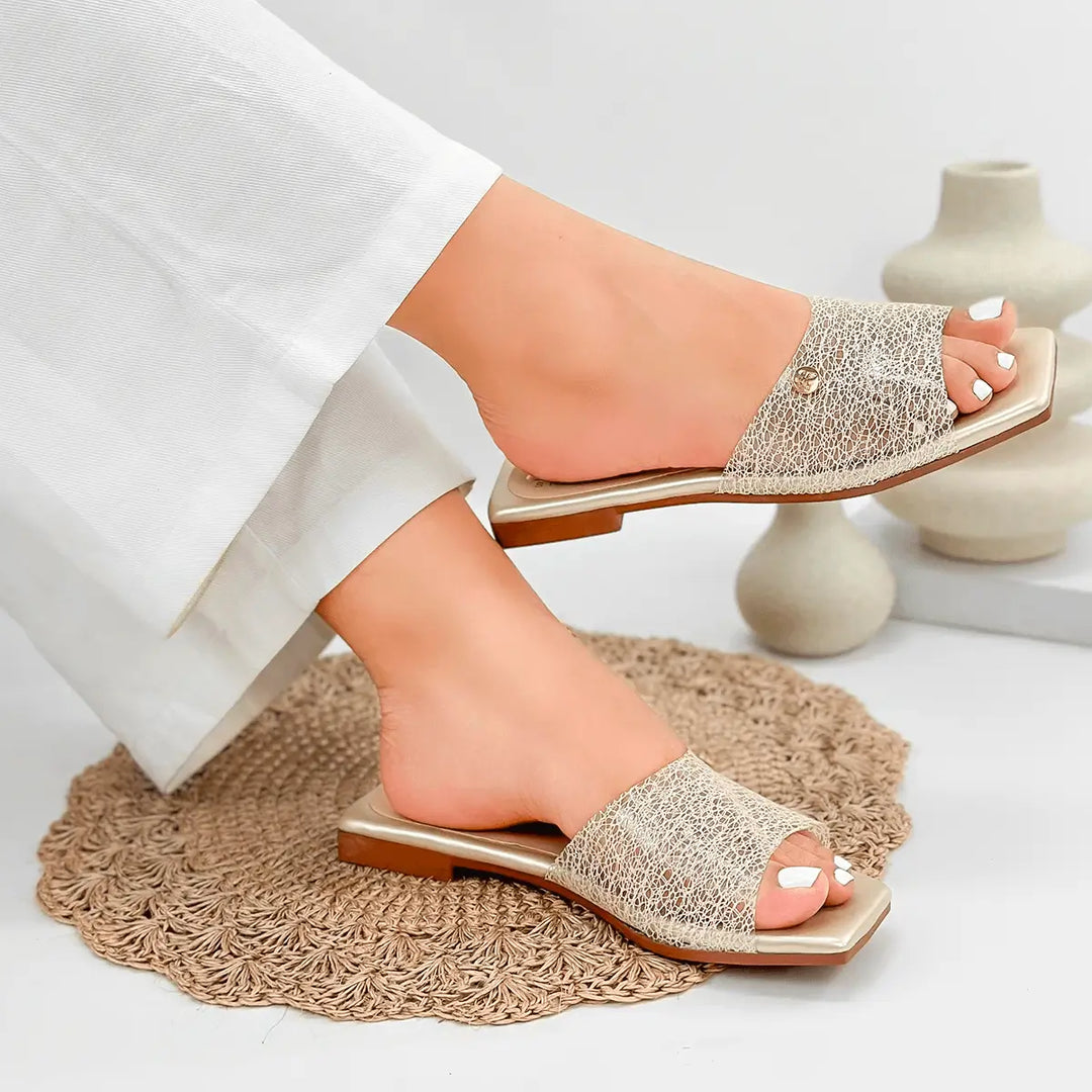 Sandalias Dulce Encanto para mujer en tono beige con diseño elegante y detalle tejido, plantilla cómoda y suela antideslizante, ideales para uso diario garantizando estilo y confort.