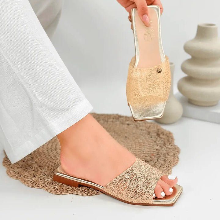 Sandalias femeninas planas color dorado con diseño moderno y elegante, suela antideslizante para mayor seguridad, material ligero y transpirable para confort todo el día, ideales para uso casual y eventos especiales, combinan con pantalones y vestidos, calzado cómodo y versátil para mujer.