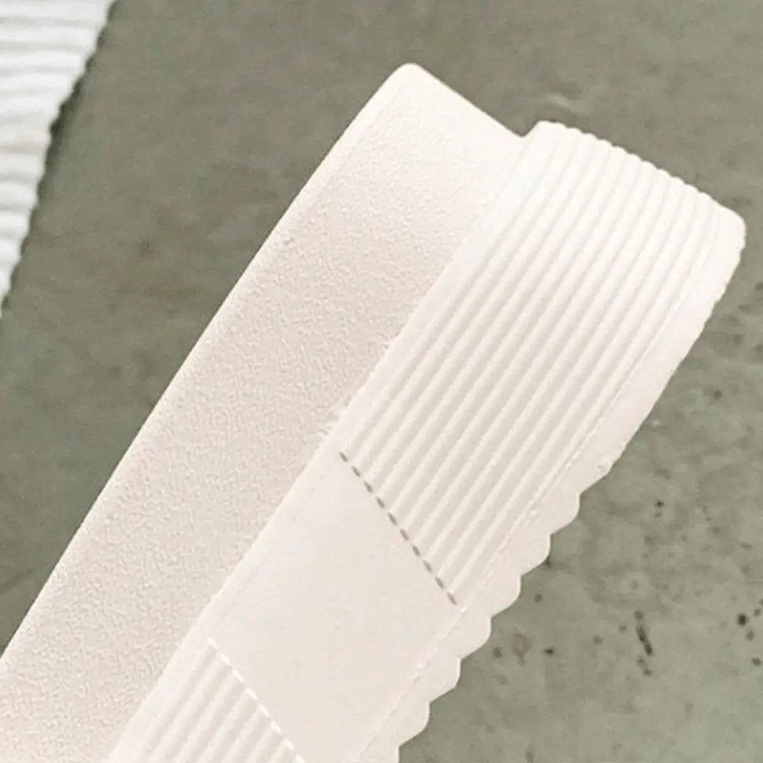 Sandalias frescas y cómodas color blanco con suela antideslizante y diseño moderno para uso diario y caminatas prolongadas, ideales para mantener los pies frescos y seguros en climas cálidos.