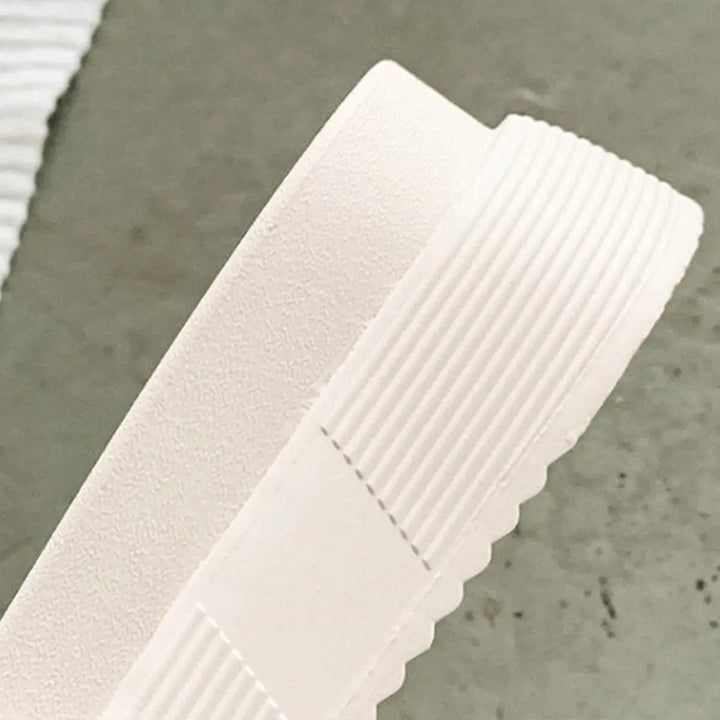 Sandalias frescas y cómodas color blanco con suela antideslizante y diseño moderno para uso diario y caminatas prolongadas, ideales para mantener los pies frescos y seguros en climas cálidos.