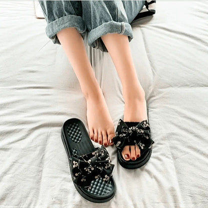 Sandalias negras con moño decorativo para mujer, suela antideslizante y diseño cómodo ideal para uso diario, estilo casual y frescura durante todo el día.