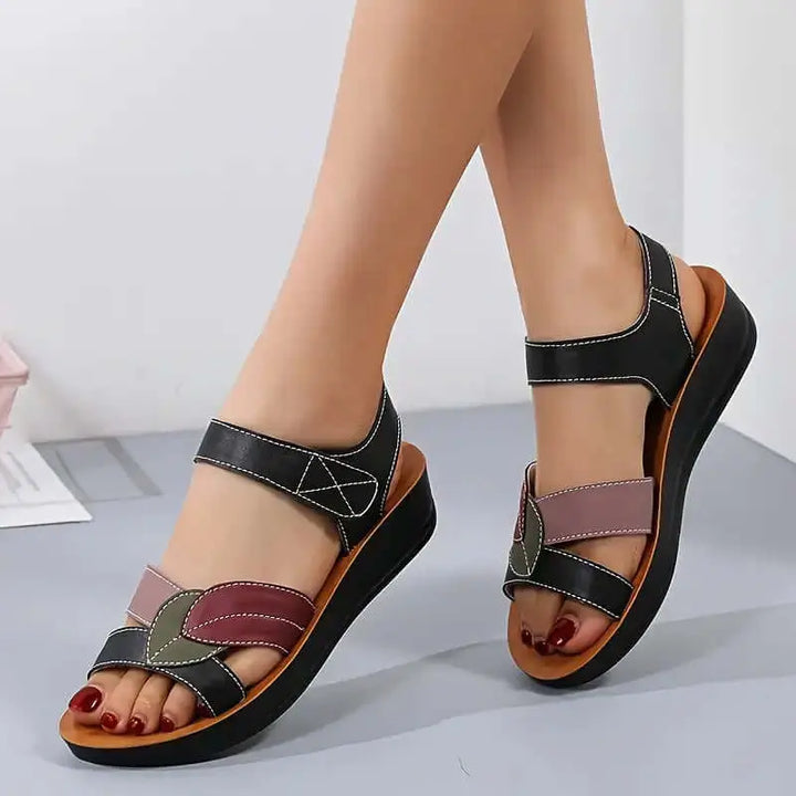 Sandalias cómodas y modernas para mujer con diseño de hojas en tonos negro, vino y verde, suela anatómica para soporte y confort al caminar, ideales para uso diario y estilo casual.