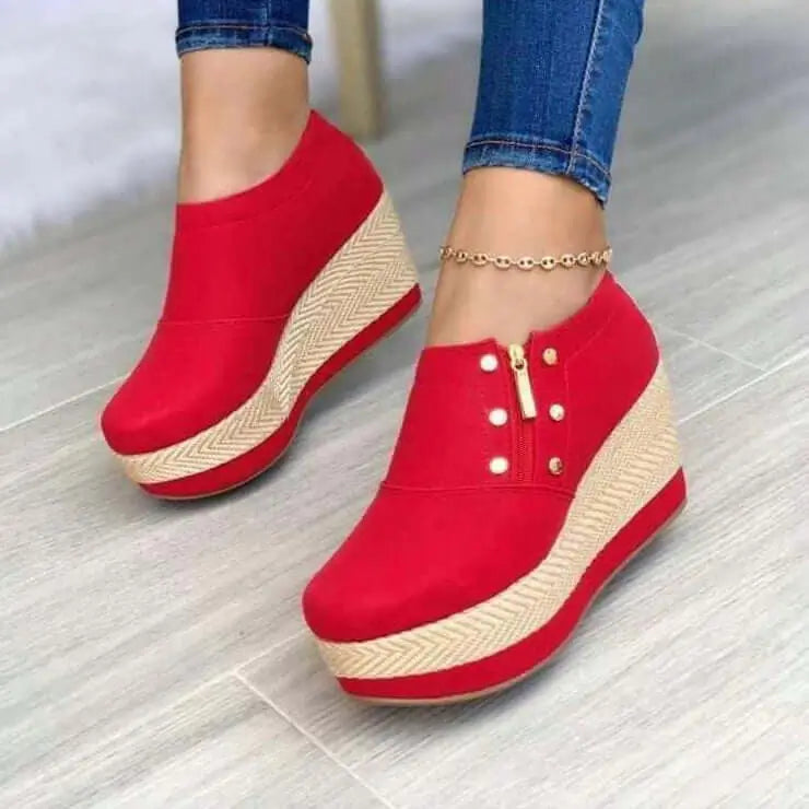 Tacones de mujer color rojo con plataforma alta y diseño cómodo, suela antideslizante y cierre lateral dorado, ideales para estilo casual y elegancia, perfectos para uso diario y eventos especiales en clima cálido.