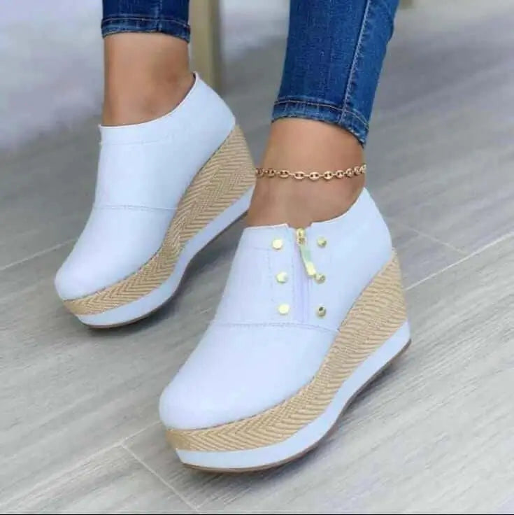 Tacones Olivia blancos para mujer con plataforma alta y diseño cómodo, ideales para uso diario y eventos casuales, suela antideslizante y cierre lateral que garantiza ajuste perfecto y estilo moderno.