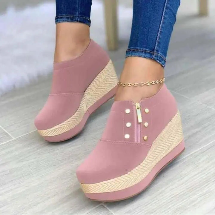 Zapatos tacones Olivia color rosa con plataforma y cierre lateral, diseño moderno y cómodo para uso diario, ideales para mujeres que buscan estilo y confort en calzado casual, suela antideslizante y material resistente para mayor durabilidad.