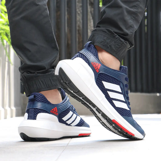 Tenis deportivo ultraboost para hombre en colores azul marino, blanco y rojo, con diseño ligero y transpirable, ideal para correr y entrenamientos, suela antideslizante que ofrece gran amortiguación y confort para uso diario y actividad física intensa.
